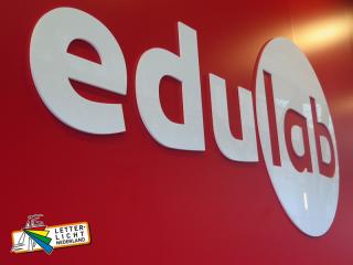 Kunststof logo op wand